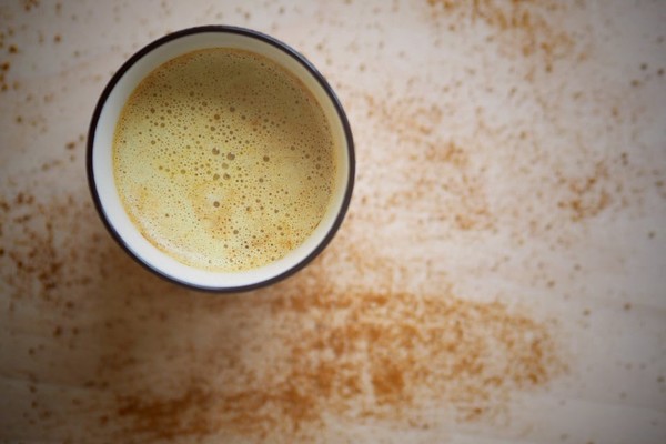 Как пить воду с куркумой: нутрициолог о плюсах и минусах детокс-тренда