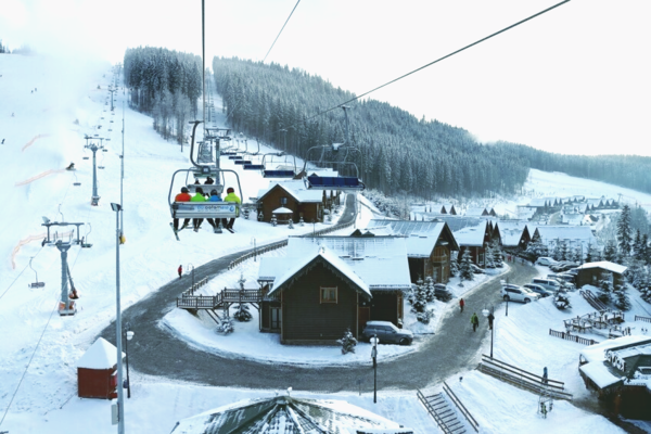 Украинский курорт «Буковель» закрывают на карантин: на въезде ставят блокпосты