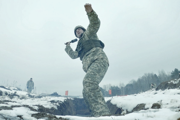 Мэр Киева сделал фотосессию с учебной гранатой и танком на учениях по обороне