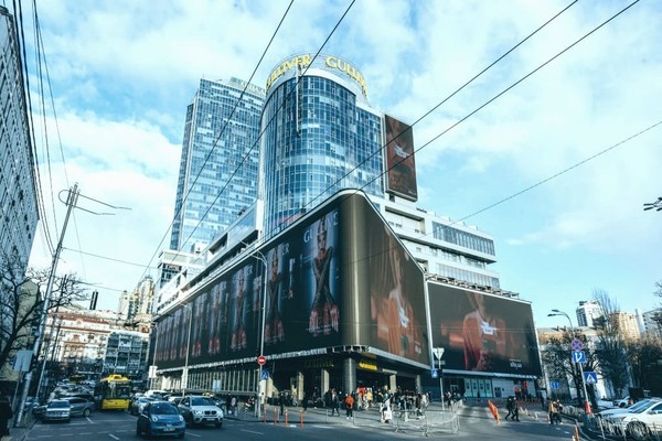 В центре Киева появился самый большой LED-экран в Европе. Фото