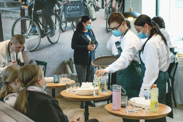 Под Киевом открыли кафе, где работают молодые люди с синдромом Дауна (ВИДЕО)