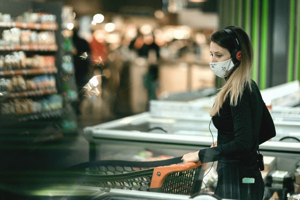 В киевских супермаркетах организовывают иммерсивную театральную постановку