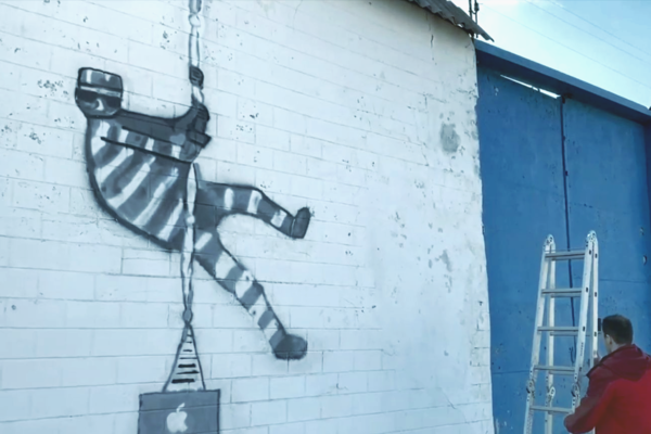 В Украине глава Минюста подумал, что он Бэнкси и разрисовал тюрьму