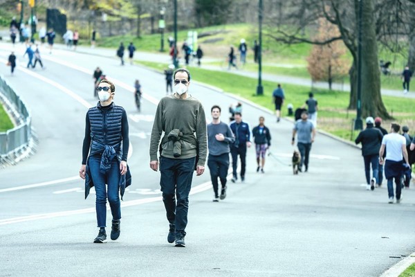 В Киеве запретили гулять в парках и на улице без надетой защитной маски