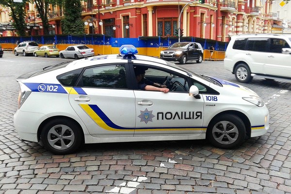 В Киеве двое парней справляли нужду на полицейское авто (видео)