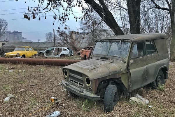 В Киеве обнаружили жуткое кладбище автомобилей: фото
