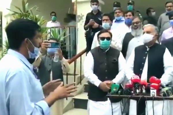 Журналисты в Пакистане прождали министра два часа, а потом устроили ему бойкот