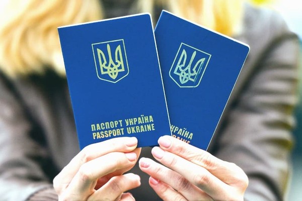 Безвизовые направления: загранпаспорт Украины занял 35 место среди других паспортов мира