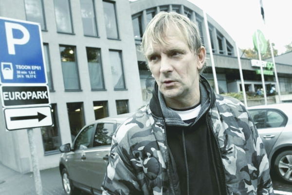 Прелести работы онлайн: депутат проводил важное голосование на своей кровати с сигаретой