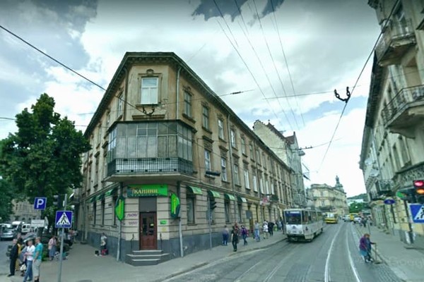 Во Львове демонтировали царь-балкон, за который город судился 5 лет