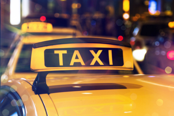 Таксист утопил машину в реке, но все равно списал деньги за поездку с пассажирки 