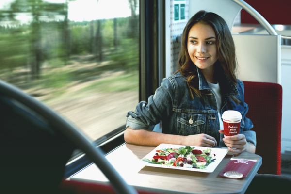 Детская паста и тонны чая: в УЗ подсчитали, что чаще всего едят и пьют в скоростных поездах