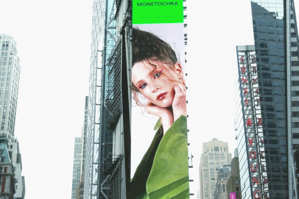 Spotify разместил билборд с Монеточкой на Таймс-сквер в Нью-Йорке для поддержки женщин 