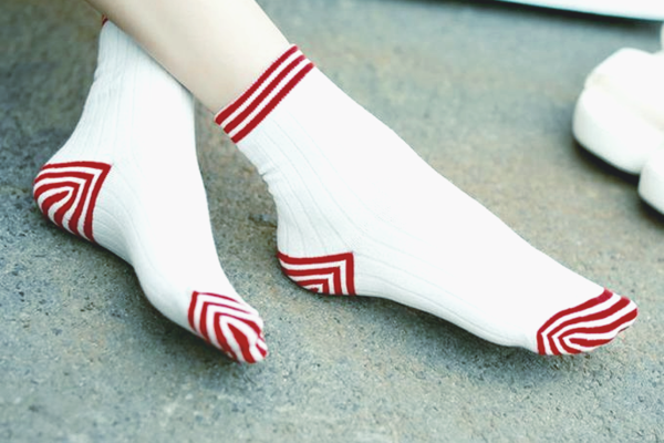 В Беларуси женщину оштрафовали  только за то, что она шла в носках «не того цвета»