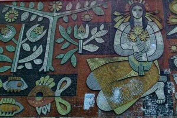 Впервые за 50 лет активисты отмыли историческую мозаику в Киеве (видео)