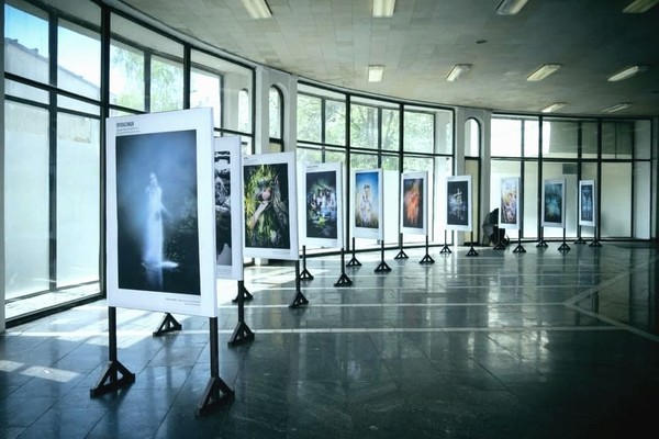 В киевском метро открылась фотовыставка по мотивам драмы Леси Украинки