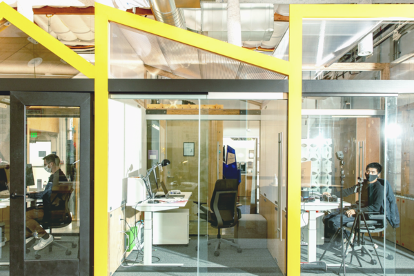 Капсулы вместо переговорных и робот для удобств: Google кардинально меняет формат офисов