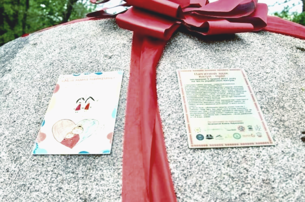 В Киеве в Мариинском парке появился памятник матерям (фото)