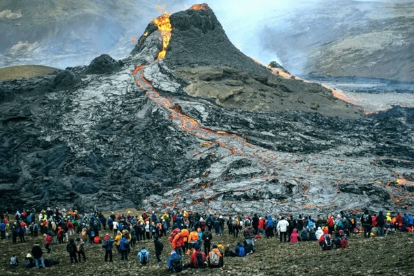 В Исландии продают землю, где находится извергающийся вулкан Фаградальсфьядль