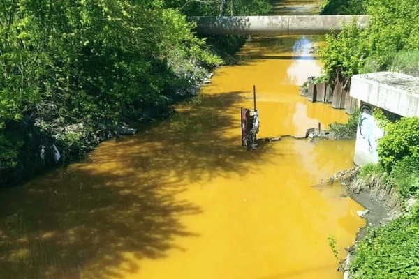 Киевская речка Лыбедь стала ярко-желтого цвета: что говорят в КГГА