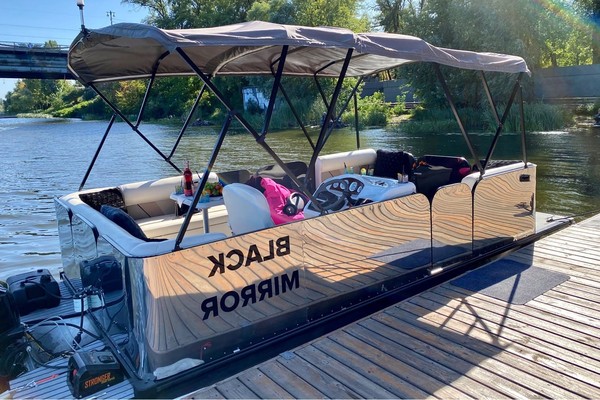 В Киеве предлагают прокатиться по Днепру на зеркальном катере-катамаране