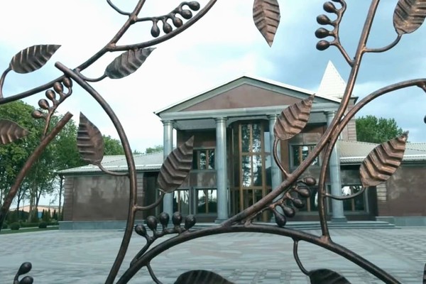 Украинский крупный земледелец построил себе мавзолей, как у Наполеона