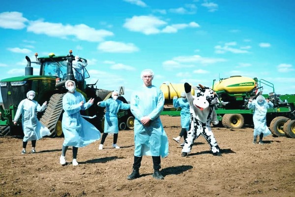 Украинские фермеры сделали кавер на песню 