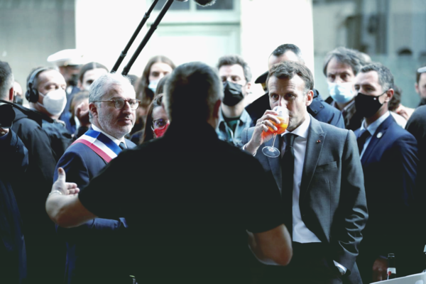 Президент Франции на открытие летних террас не сдержался и поднял бокал под украинское «Будьмо» 