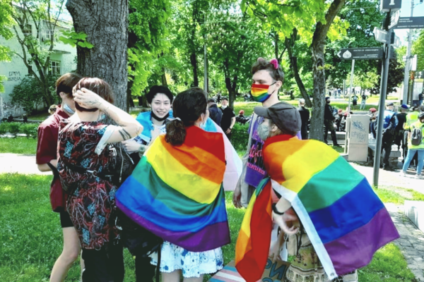 Соженный флаг, барабаны и много полиции: как в Киеве проходил  марш трансгендеров, - ФОТО