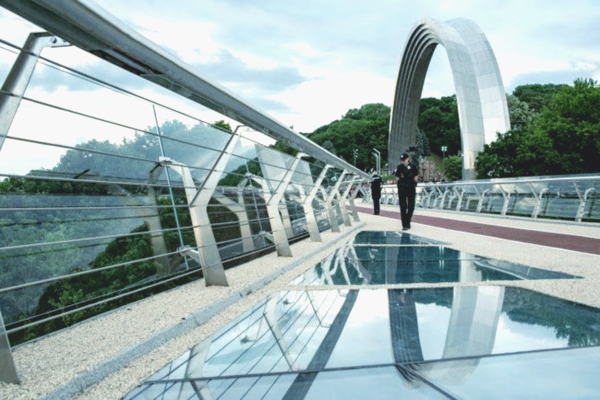 На пешеходном мосту в Киеве снова заменили стекло и открыли его для посетителей