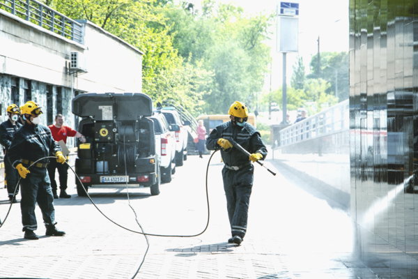 В Киеве на улицах можно заметить спецтехнику для дезинфекции: как это работает