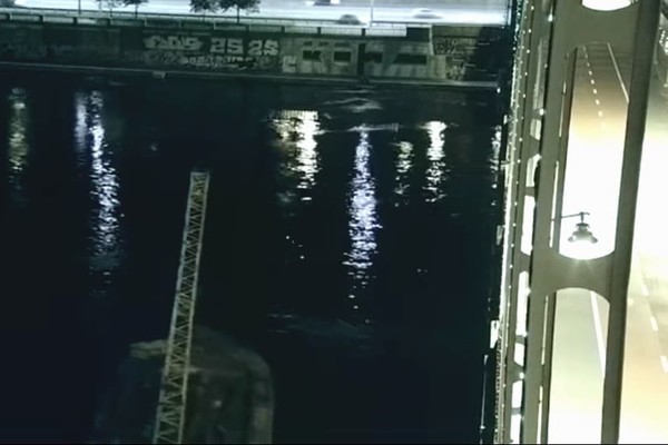 В Киеве неуправляемая баржа чуть не повредила Пешеходный мост на Днепре. Видео