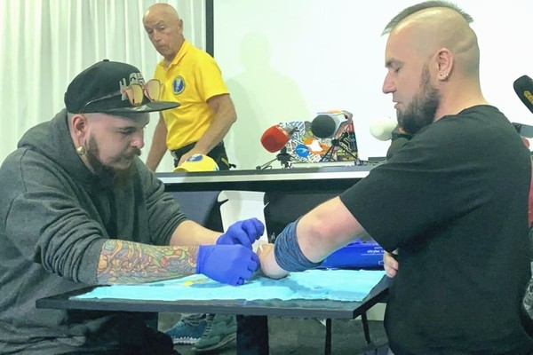 Будущее уже здесь: украинец стал рекордсменом по количеству вживленных в тело чипов