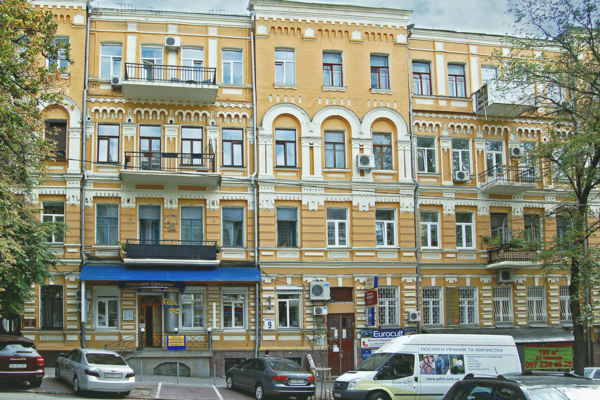 В центре Киева обвалился балкон дореволюционного здания (ВИДЕО)