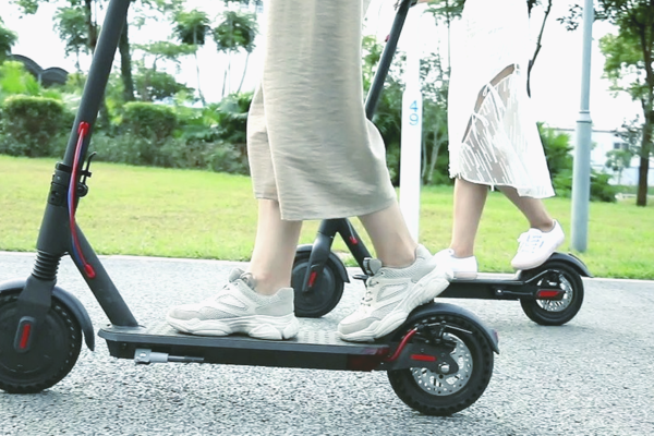 В Киеве запустили еще один сервис проката электросамокатов: разогнаться можно до 25 км/час