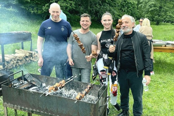 Зеленский устроил пикник и приготовил шашлыки для журналистов. Фото
