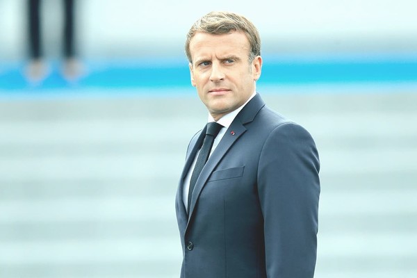 Президент Франции Эмманюэль Макрон получил пощечину (видео)