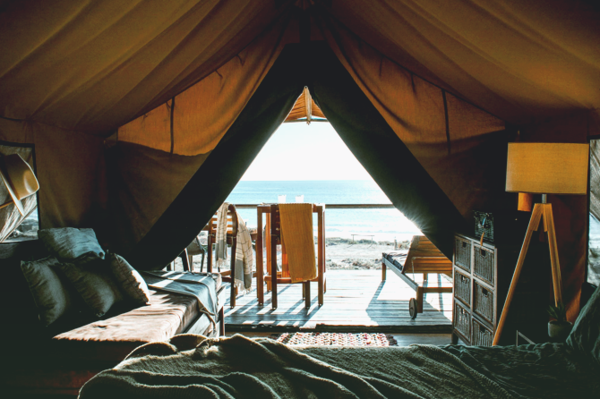 Airbnb предложил оплатить год путешествий для 12 человек и их семей