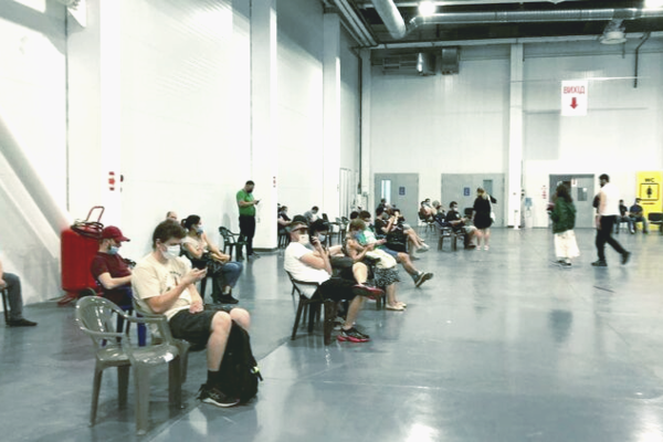 В Киеве рекордное число людей сделали прививки от COVID-19 в центре вакцинации