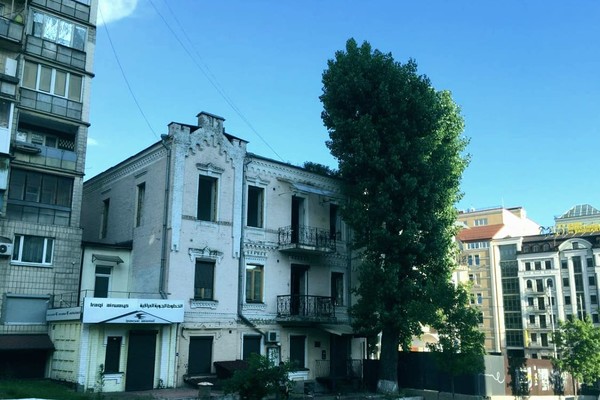 В Киеве на Владимирской начали демонтировать исторический дом 19 века