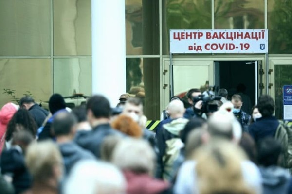 Работу киевского центра вакцинации против коронавируса перенесли на неделю