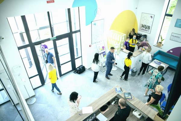 В Киеве на Оболони открыли новое общественное пространство (фото)