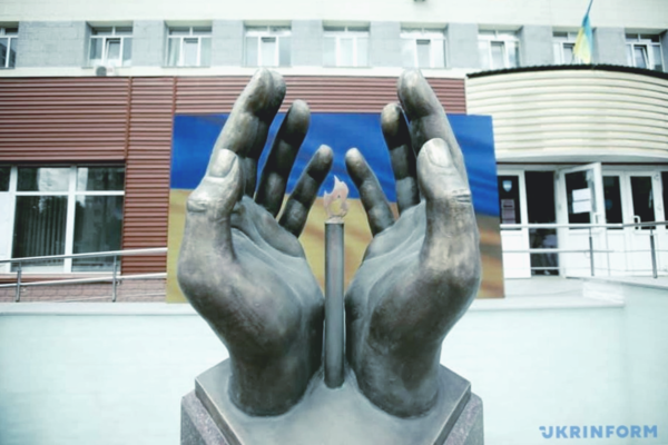 В Киеве установили памятник врачам, которые умерли от коронавируса