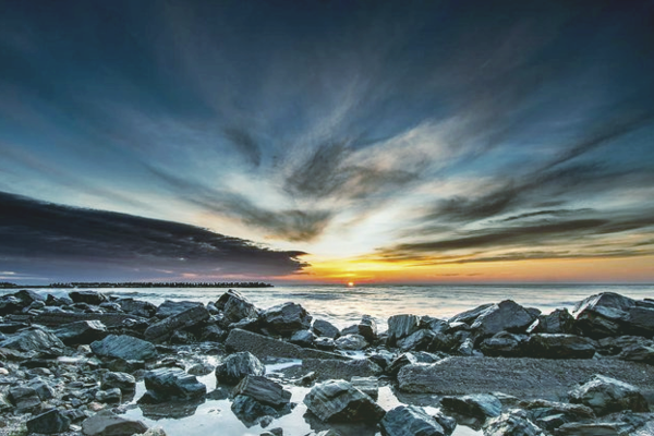 В Одессе море изменило цвет: отдыхающие пытаются найти причину этой аномалии