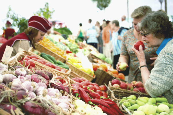 Летние ограничения: в Киеве на рынках запретили продавать ряд продуктов