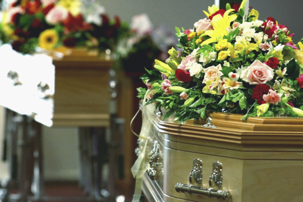 Без скорби и траура: в Киеве на выставке похоронной культуры показали элитные гробы и макияж покойников