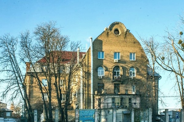 На горе Щекавица начали сносить исторический дом 50-х годов