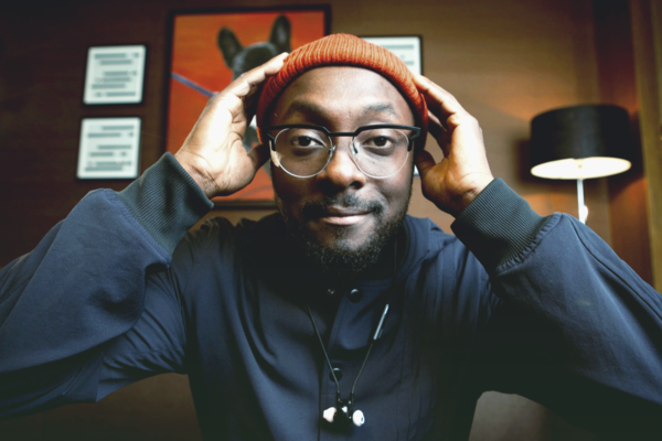 Солист Black Eyed Peas приехал в Киев и восхитился муралом с козаком (ВИДЕО)