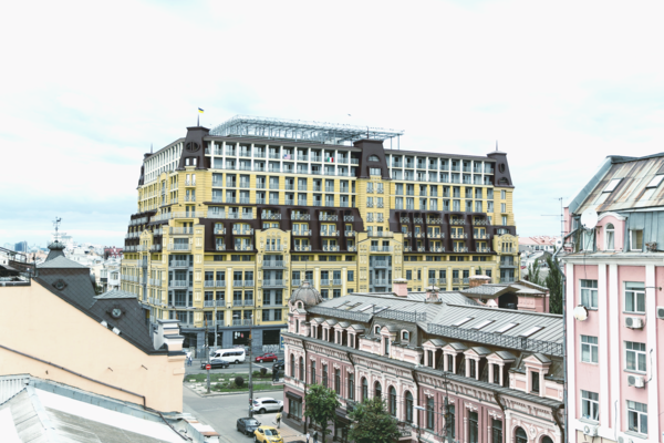 Киевские власти заявили, что «дом-монстр» на Подоле не может быть принят с «лишними» этажами