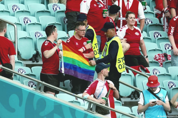 Во время матча чемпионата Европы по футболу у одного из болельщиков отобрали радужный флаг